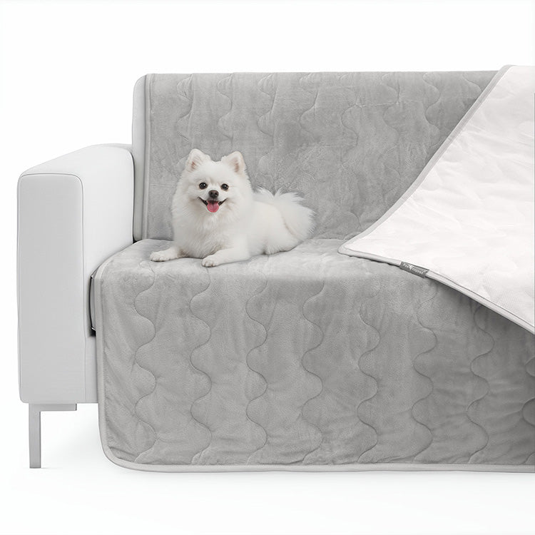 ผ้าคลุมเฟอร์นิเจอร์ Paw Inspired สีเทาบนโซฟาพร้อมภาพด้านหลังกันลื่น